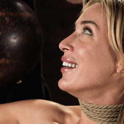 ボンデージ・スラット、エイデン・アシュリー