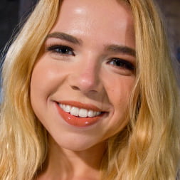 ハードボンデージで鍛えられたアナル・スリット：Alina West Day 2