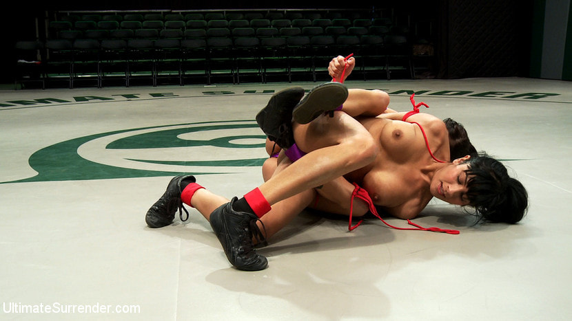 2 hot wrestlers battle in the featherweight division! Veteran destroys Rookie, fucks her up hard!