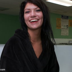 汚れた売春婦はコインランドリーでファックした