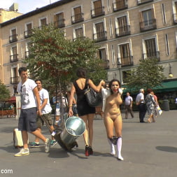 マドリードの通りに完全に露出したセクシーなスペインの口が開いたキアラ
