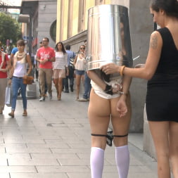 マドリードの通りに完全に露出したセクシーなスペインの口が開いたキアラ