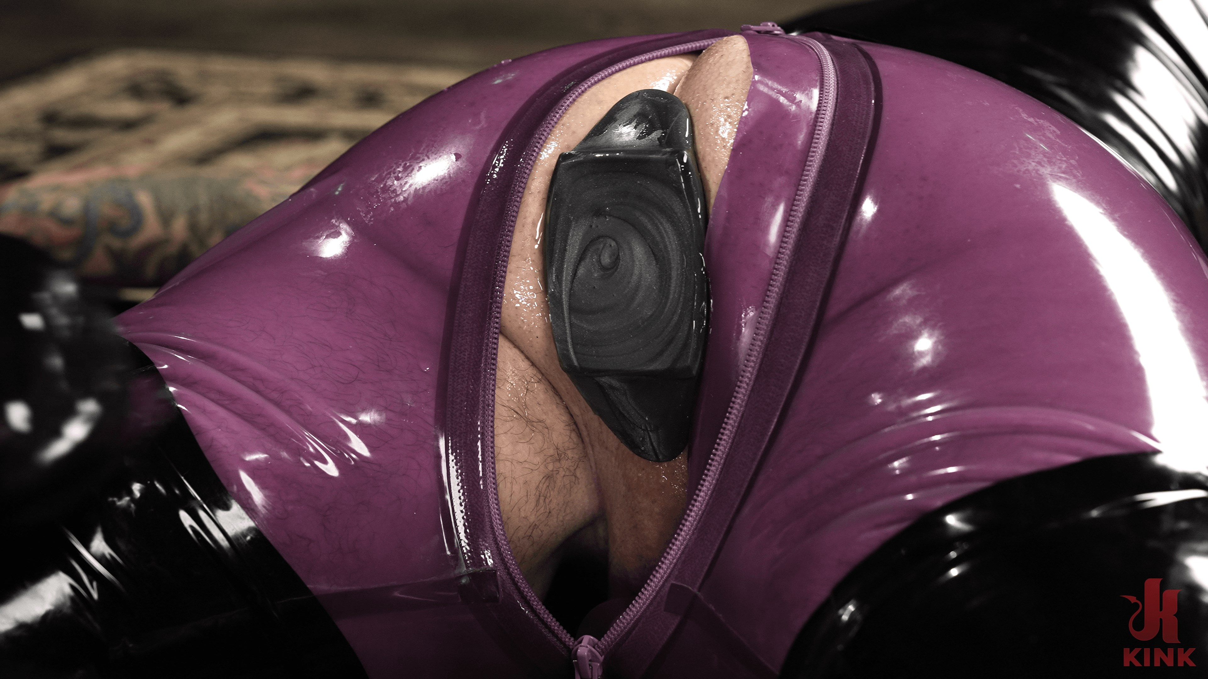 Rubber Boy : Arabelle Raphael Destroys Latex Freak JJ Graves
