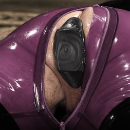 Rubber Boy : Arabelle Raphael Destroys Latex Freak JJ Graves
