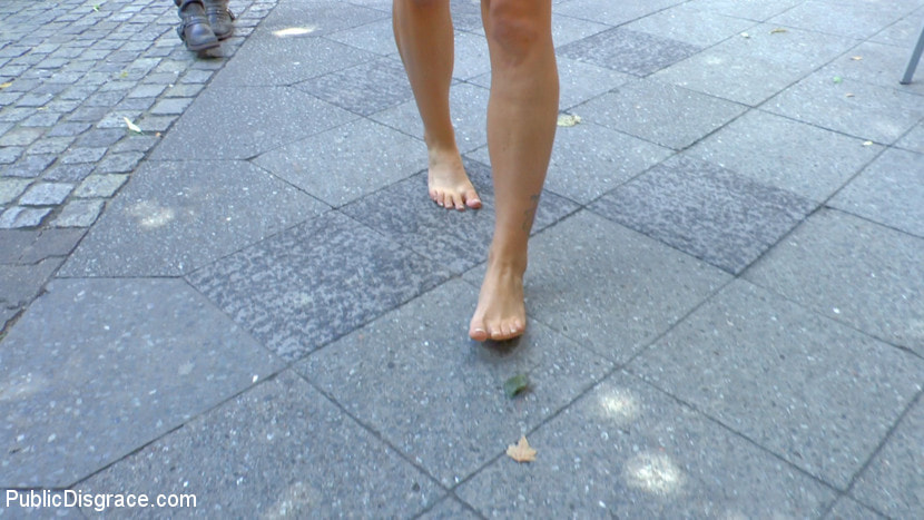 格安Whoreは最低入札者に彼女のギャングホールを売る