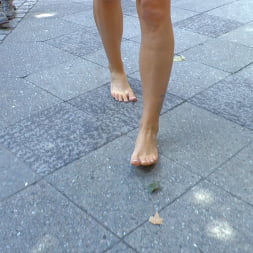 格安Whoreは最低入札者に彼女のギャングホールを売る