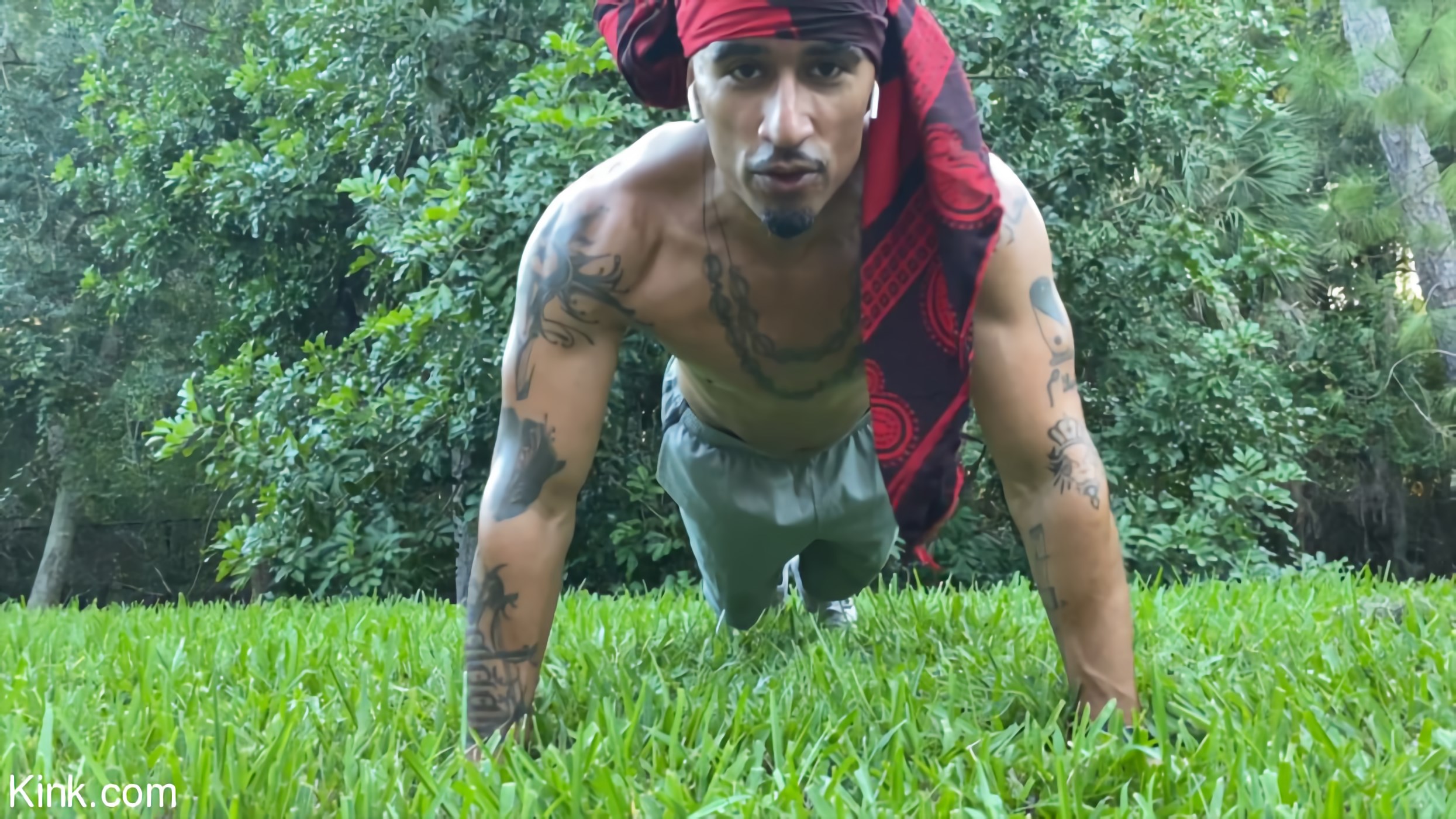 Fantasy Fitness: Jet Setting Jasmine and King Noire Work Out the Kinks