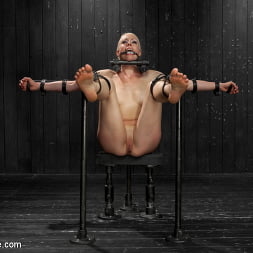 Lorelei LeeはUnforgiving Device Bondageに屈した