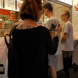 角質のブロンドのアナル口調けは、ベルリンの観光客のために恥ずかしがり屋
