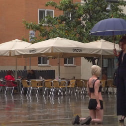 熱狂した雌犬は雨の中でぶら下がって鞭打ちを受けた！ - パート1