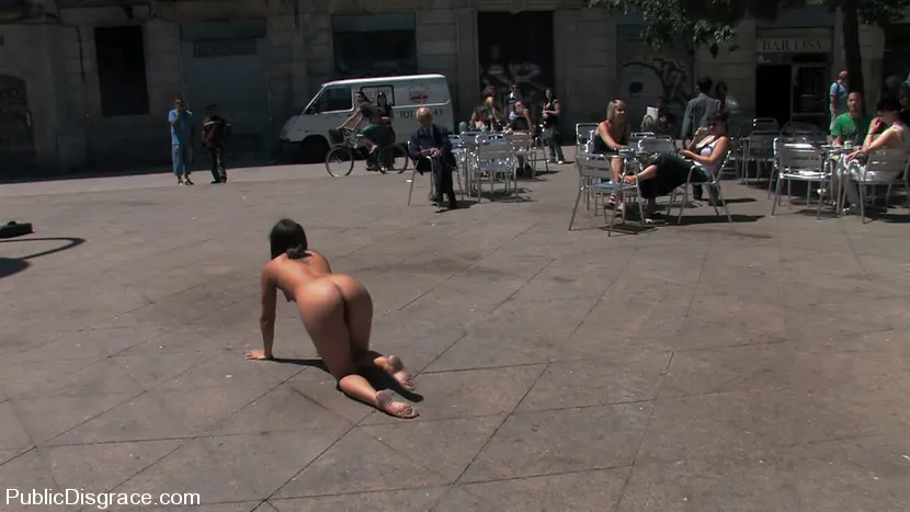 Oliver - Susana Abril Fully Nude in Central Square | Picture (7)