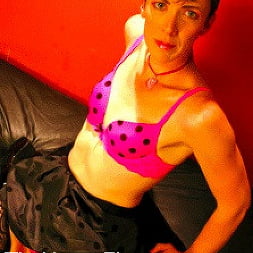 家の奴隷が彼女の革を獲得している間に肛門の奴隷が来る