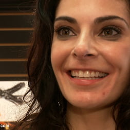 熱い巨乳の巨乳で恥ずかしがり屋とポルノストアで犯される