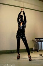 Sandra Romain - Sandra's Latex Slave | Picture (1)