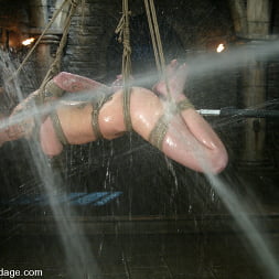 Scarlett Pain is Introduced to Waterbondage!