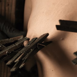 ビクトリアvoxxx:鎖でつながれ、閉じ込められ、殴打された