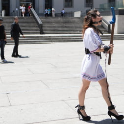 公衆の恥ずかしがり屋Zendaセクシーな不満、くすぐり、そして群衆によってファック